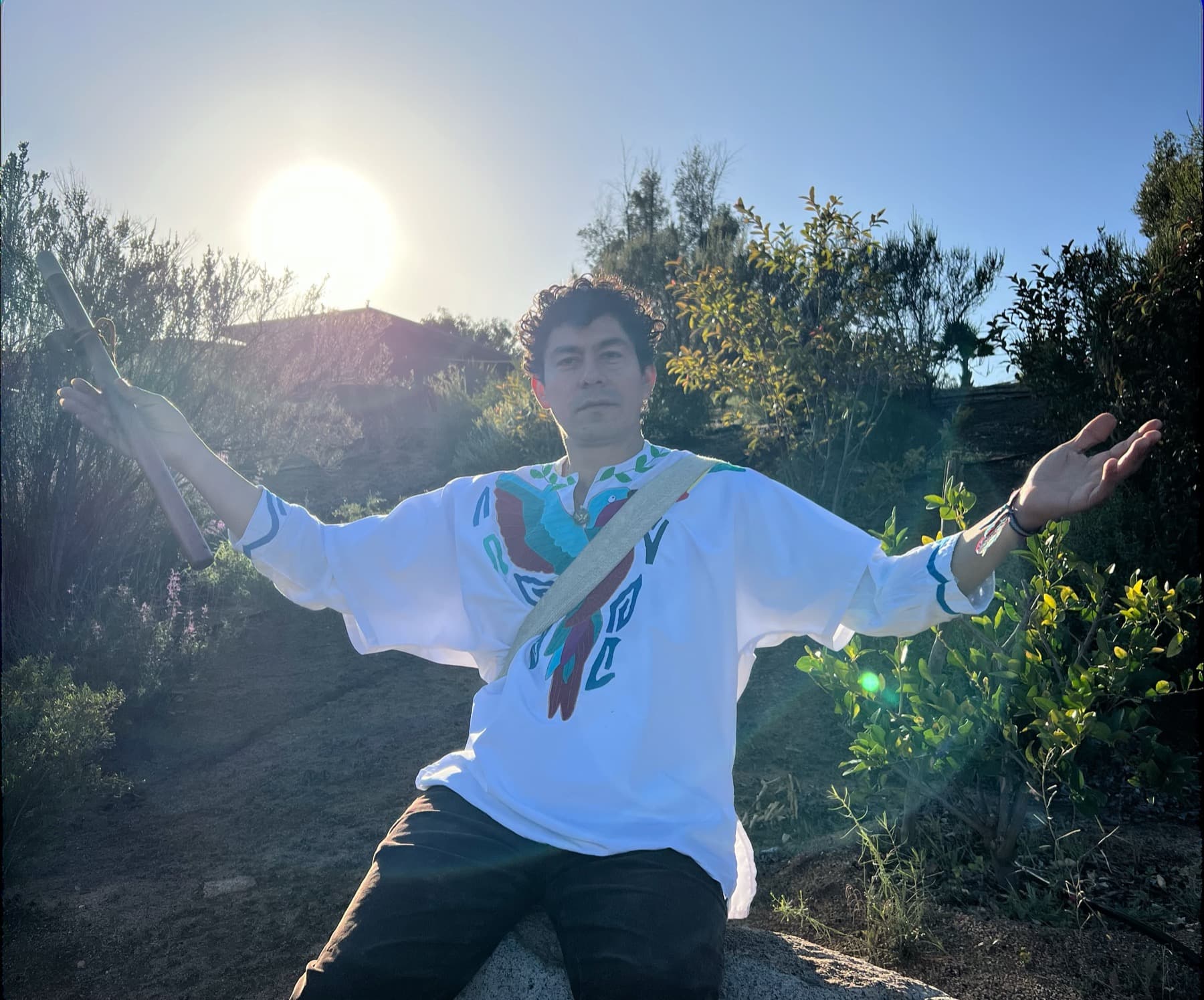Mauricio Naranjo al atardecer, con los brazos abiertos